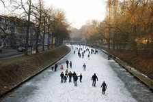 900019 Afbeelding van schaatsers op de bevroren Stadsbuitengracht te Utrecht.
